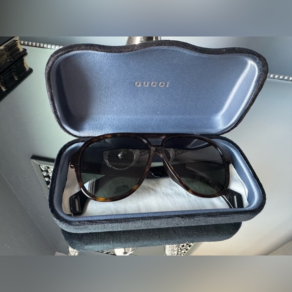 GUCCI Stylish Tortoiseshell Sunglasses - Picture 6 of 6
